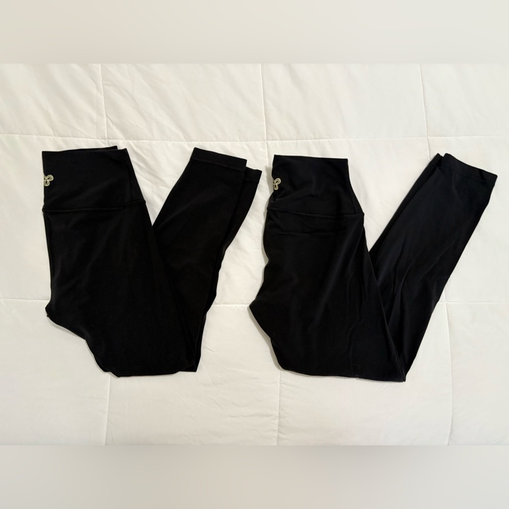 2 GENTLY WORN ARITZIA GOLDEN BUTTER ATMOSPHERE 24” LEGGINGS SIZE 4